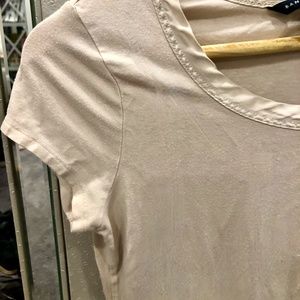 BANANA REPUBLIC COTTON CREME T-SHIRT WITH SATAN TRIM